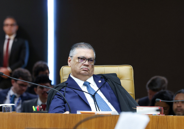 Flávio Dino pede vista e adia desfecho de julgamento sobre investigação de Moraes