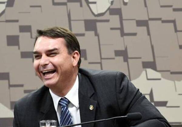 Perfis estrangeiros impulsionam posts que apontam Flávio como favorito