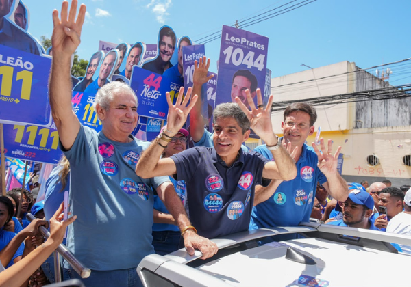 ACM Neto apresenta propostas para educação e estradas durante caminhada em Salvador