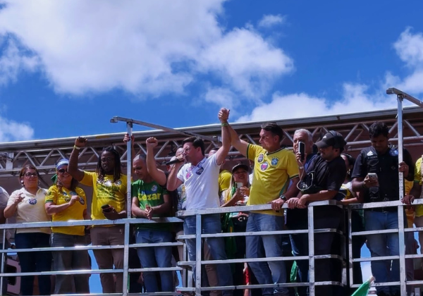 Ao lado de Flávio Bolsonaro, João Roma critica PT e diz que baianos darão ‘resposta’ nas urnas após 20 anos de governo