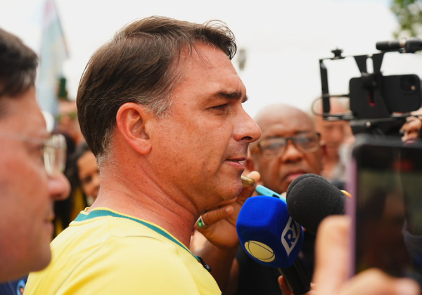 Na Bahia, Flávio Bolsonaro projeta até seis novas indicações ao STF caso seja eleito