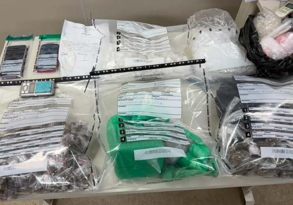 Homem é preso com mais de 800 porções de drogas em Pernambués