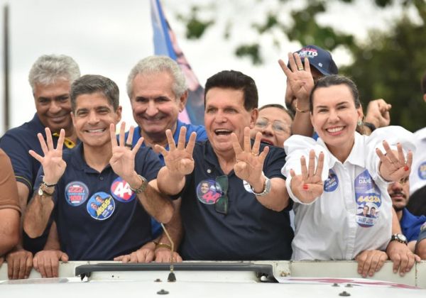 ACM Neto reúne apoiadores em carreata no extremo sul da Bahia