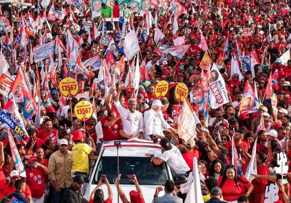 Em Esplanada, Jerônimo Rodrigues faz carreata ao lado de prefeito e ex-prefeito