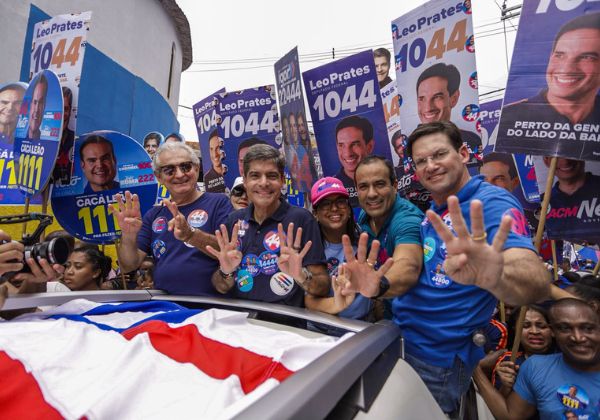 ACM Neto participa de caminhada no Bairro da Paz em Salvador
