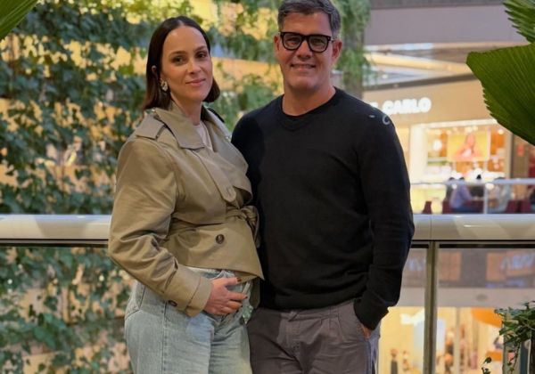 Juliano Cazarré anuncia chegada do sétimo filho com Letícia: ‘Meu presente tá no forno’ 