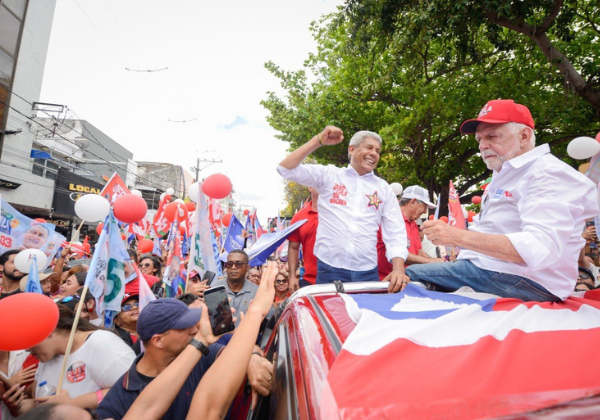 Em caminhada, Jerônimo minimiza pesquisas e projeta vitória no 1º turno: 'Aqui é data povo'