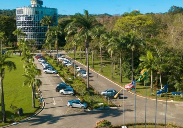 Estudantes são hospitalizados após termômetro com mercúrio quebrar em laboratório de universidade