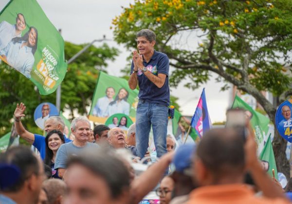 ACM Neto participa de caminhada com Zé Ronaldo e Angelo Coronel em Feira de Santana