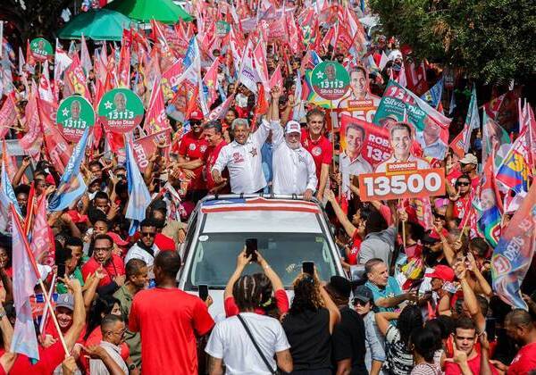 Jerônimo faz caminhada em Santo Estêvão e diz que investiu R$ 1,2 bilhão no Portal do Sertão