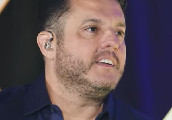 Bruno se emociona ao ouvir música de Rick tocar sozinha em casa 