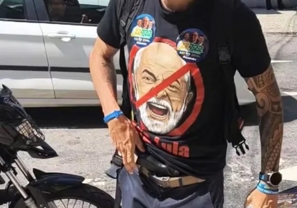 Deputado exibe arma após confusão em comitê do PSOL por música contra Flávio Bolsonaro