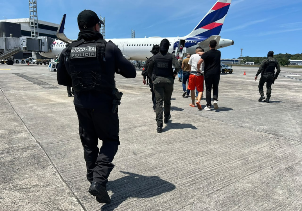 Líderes do Comando Vermelho e PCC na Bahia são transferidos para presídios federais