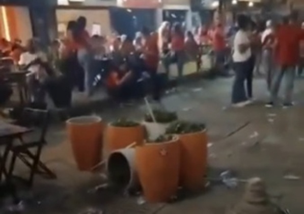 Lixo se espalha na Barra após ato político de Lula no bairro; vídeo