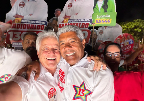 Prefeito do União Brasil sobe em palanque de Jerônimo e cola adesivo do PT no peito