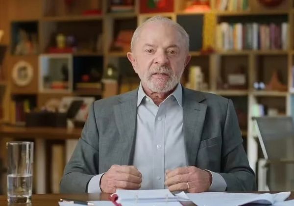 Lula defende bispos católicos após ataques de Flávio Bolsonaro em programa eleitoral