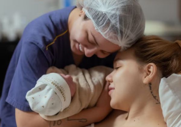 Mari Fernandez e Júlia Ribeiro anunciam nascimento da filha: ‘Nosso maior presente chegou’ 
