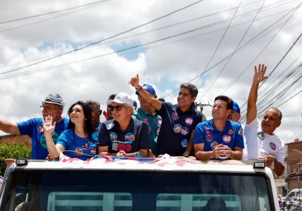 ACM Neto realiza carreata em Feira de Santana no último dia de campanha no 1º turno