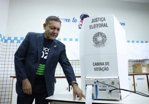 Justiça Eleitoral está preparada para eleição exitosa, diz Kássio Nunes após votar em Brasília