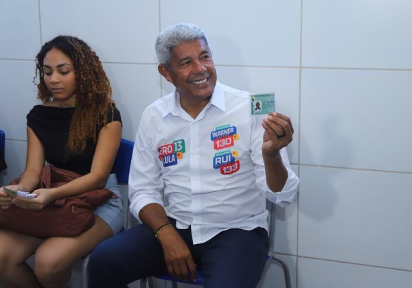 Jerônimo Rodrigues é ovacionado ao chegar para votar em Salvador