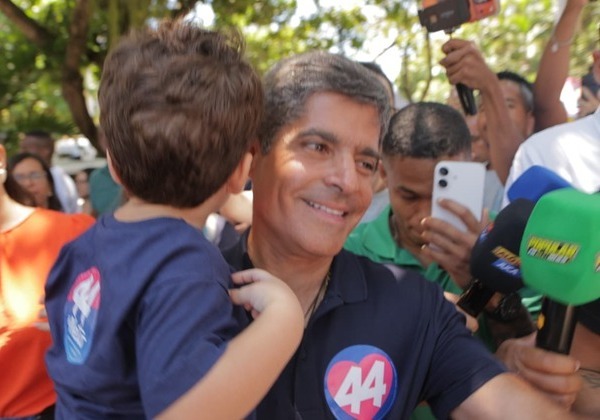 ACM Neto chega ao local de votação cercado por aliados e em silêncio