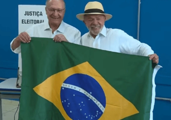 Lula vota em São Bernando do Campo e diz que Brasil não vai para frente com venda de armas e milicianos