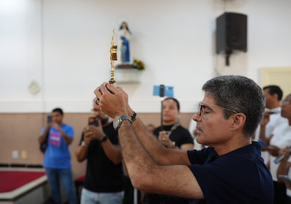 ACM Neto vai a missa em paróquia na Boca do Rio antes de votar