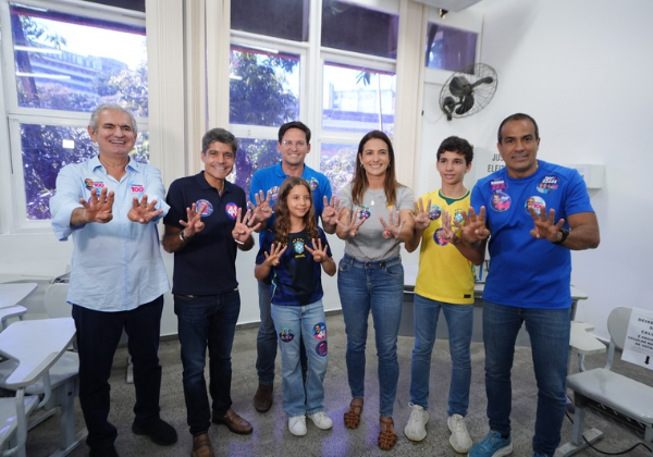 Bruno Reis vota em Salvador e demonstra confiança em vitória de ACM Neto