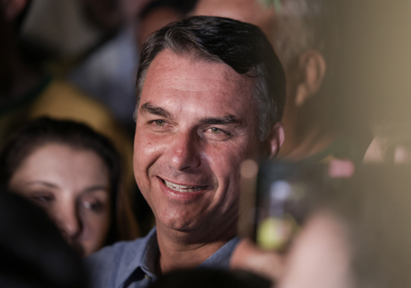 Flávio diz estar ‘muito feliz’ com resultado do 1º turno: ‘Fim da era PT’