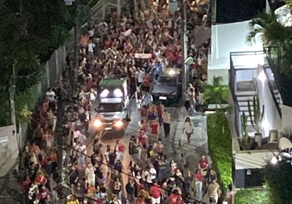 Estudantes da UFBA, em Salvador, promovem ato em apoio a Lula no segundo turno