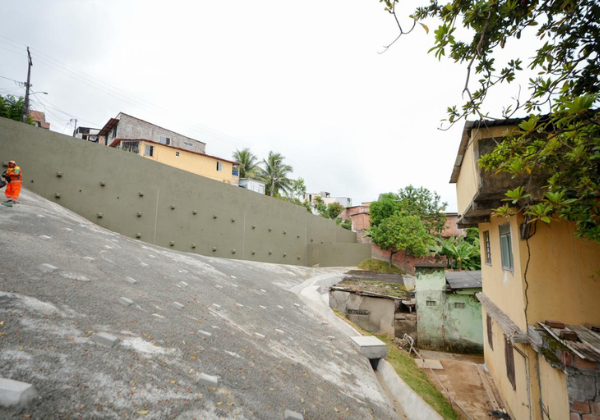 Prefeitura entrega contenção de encosta no bairro de Plataforma