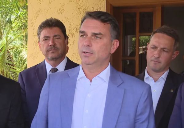 Flávio Bolsonaro aciona TSE contra Janja por vídeo sobre fim de programas sociais