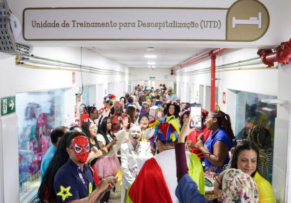 Martagão Gesteira promove cortejo musical e distribui brinquedos para crianças internadas