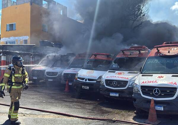 Incêndio atinge ambulâncias desativadas do Samu em Salvador