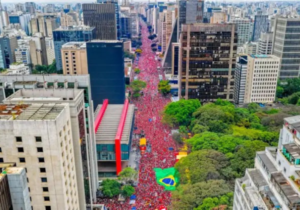 Lula reúne milhares em ato na Paulista e volta a questionar 'tesouraço' proposto por Flávio