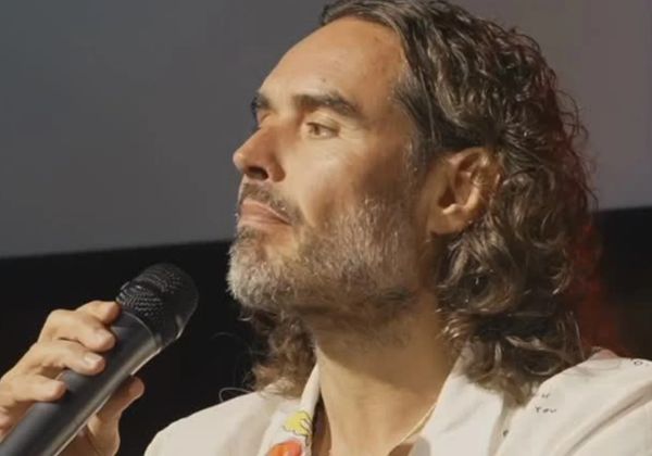 Russell Brand começa a ser julgado por acusações de crimes sexuais na Inglaterra 