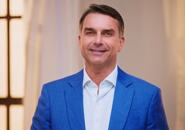 Propaganda de Flávio que foi ao ar sem áudio será reexibida após TSE apontar problema técnico