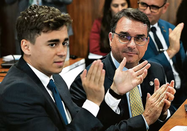 Nikolas Ferreira se junta a Flávio Bolsonaro em ato na Barra neste sábado (17)