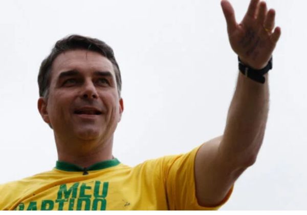 Flávio Bolsonaro receberá título de cidadão de Salvador durante ato de campanha na Barra