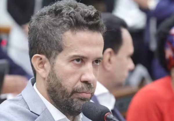 Janones pede ao TSE retomada do canal 'Exército do Lula' no WhatsApp