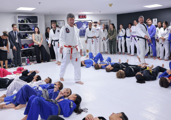 Fux dá aula de jiu-jitsu para crianças e adolescentes de projeto social no STF