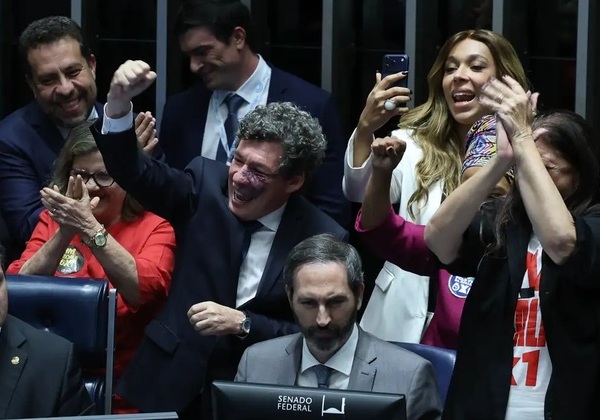 Senado aprova fim da escala 6×1 e redução da jornada de trabalho