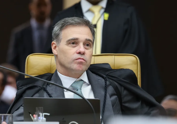 Após decisão favorável a Lula, Mendonça suspende sessão sobre vídeo de 'tesouraço' de Flávio