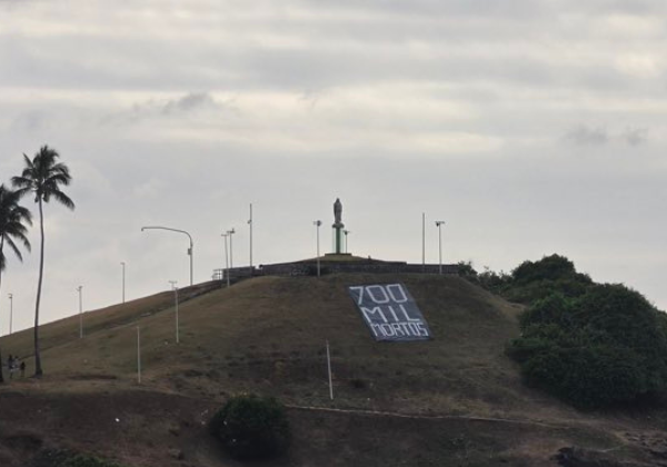 ‘700 mil mortos’: Baianos relembram vidas perdidas em manhã de ato de Flávio Bolsonaro