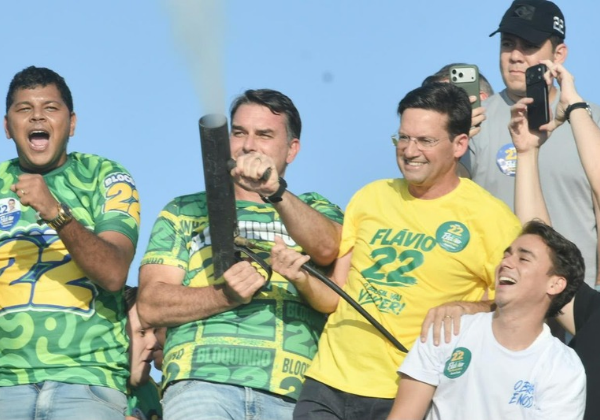 Flávio Bolsonaro inicia caminhada na Barra e reúne apoiadores em Salvador