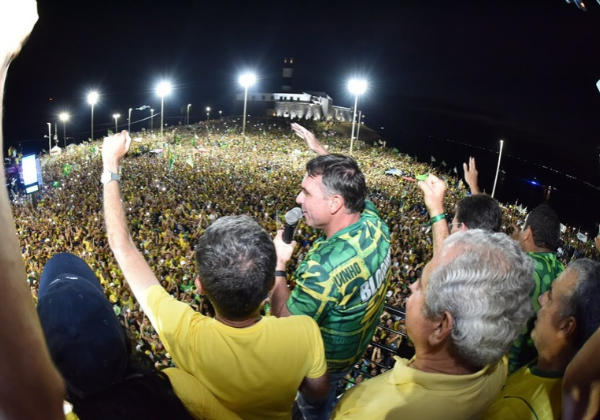 Ato de Flávio Bolsonaro na Barra tem público recorde de 100 mil pessoas, dizem organizadores