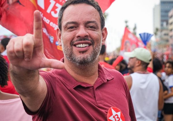 ‘O sentimento é de virada. Nós vamos vencer a eleição’, diz deputado eleito durante ato pró-Lula em Salvador