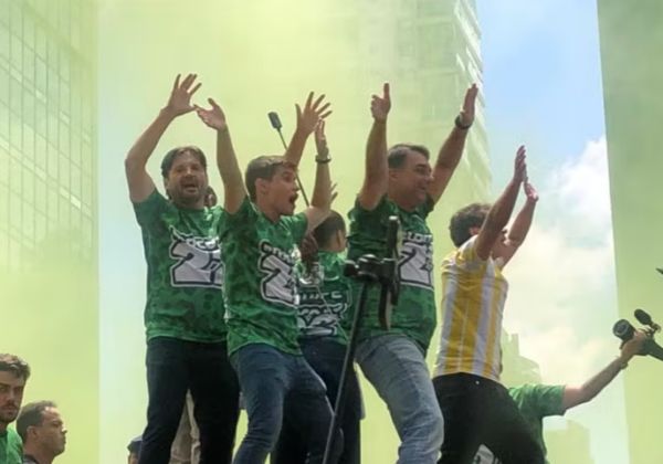 Em ato na Av. Paulista, Flávio diz que Jair Bolsonaro participará da posse e colocará faixa presidencial nele