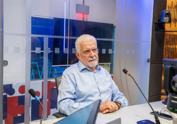 Jaques Wagner critica postura de Flávio Bolsonaro em debate: ‘Jovem debochado’