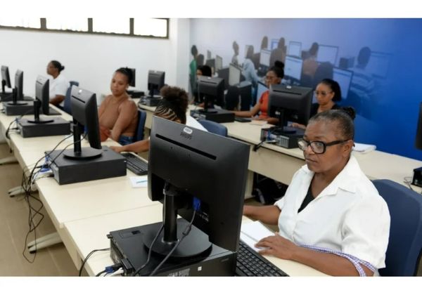 Salvador oferece curso gratuito de inclusão digital e IA em CRAS 